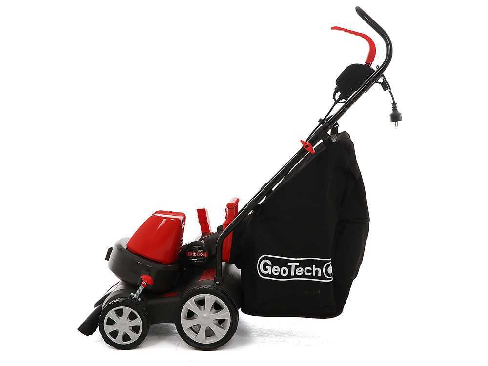 Wheeled garden store vacuum leaf collector