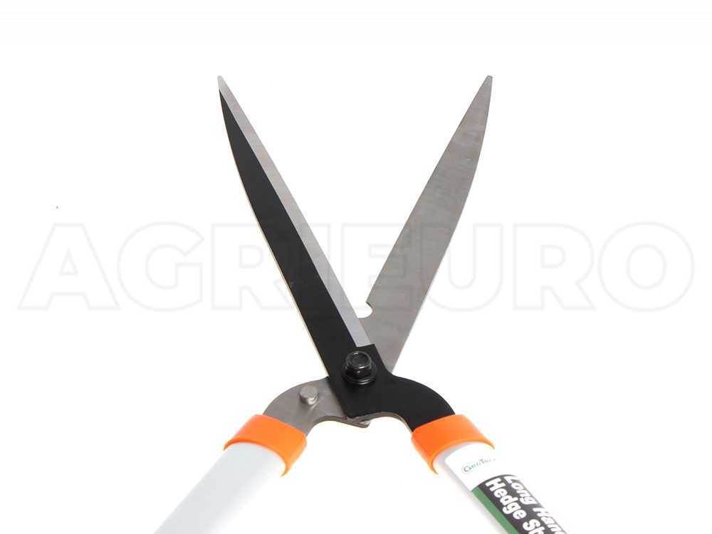 Manual outlet hedge trimmer