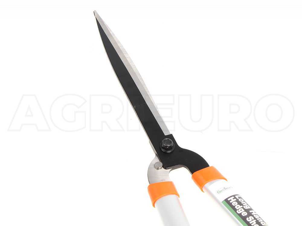 Hand outlet hedge clippers