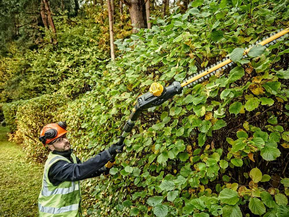 Dewalt hedge sales trimmer with battery