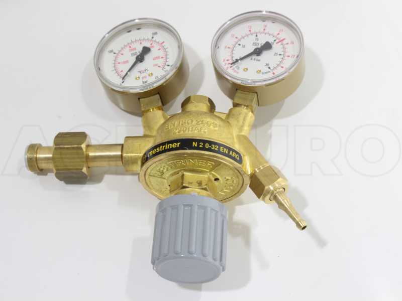Pressure regulator provided with 2 pressure gauges