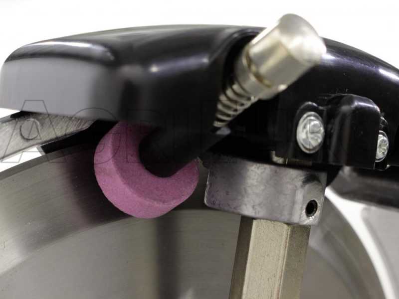DCG AS2495 Red - Meat Slicer with 250mm stainless steel blade - Die-cast aluminium body - 300W