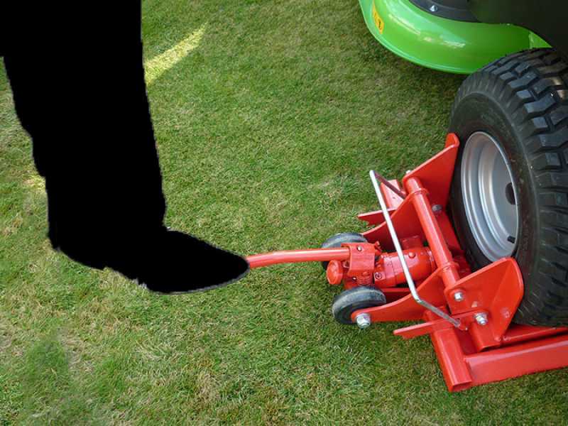 Ride on mower lifter top