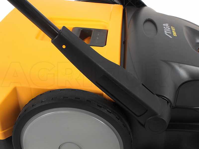 Stiga SWP 577 - Manual push sweeper with collection basket 