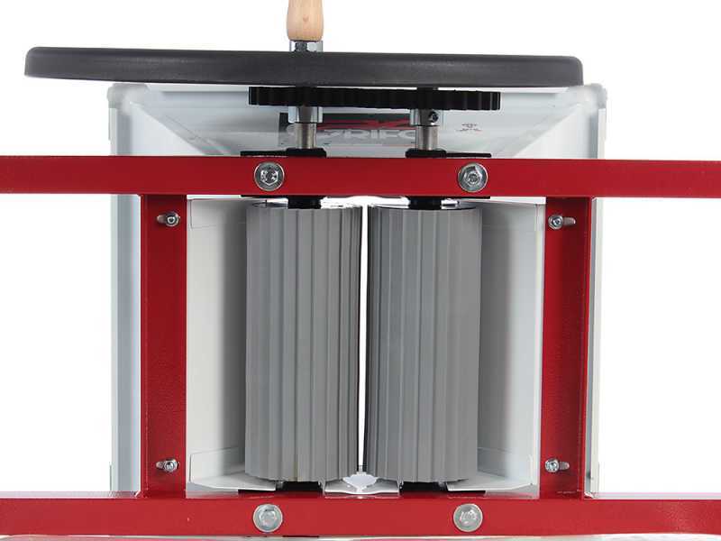 Grifo PMN.18 - Mini Manual Grape Crusher in Enamelled Steel