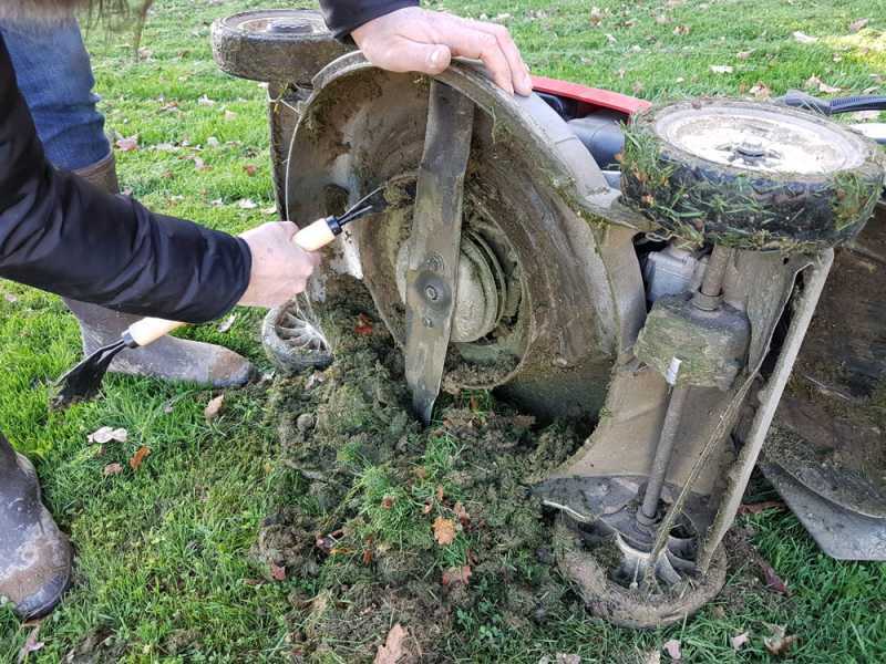 Scraper for Cleaning the Underbody of Riding-on Mowers and Lawn Mowers - Underbody Scraper