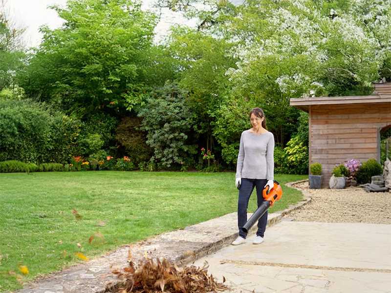 BCBL200L-QW Black &amp; Decker Axial Leaf Blower - 18 V 2 Ah Lithium Battery