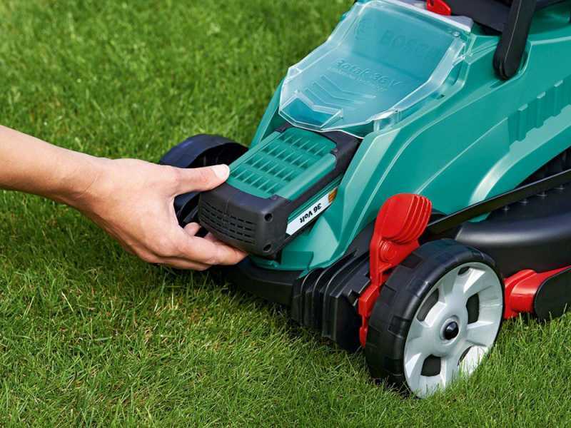 Bosch rotak 32r electric rotary lawnmower store with 32 cm cutting width