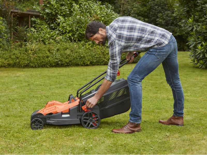 https://www.agrieuro.co.uk/share/media/images/products/insertions-h-normal/17288/black-decker-bemw461bh-qs-electric-lawn-mower-34-cm-cutting-width-1400w-power-bemw461bh-qs-electric-lawn-mower--17288_0_1565001427_BEMW461BH_A5.jpg
