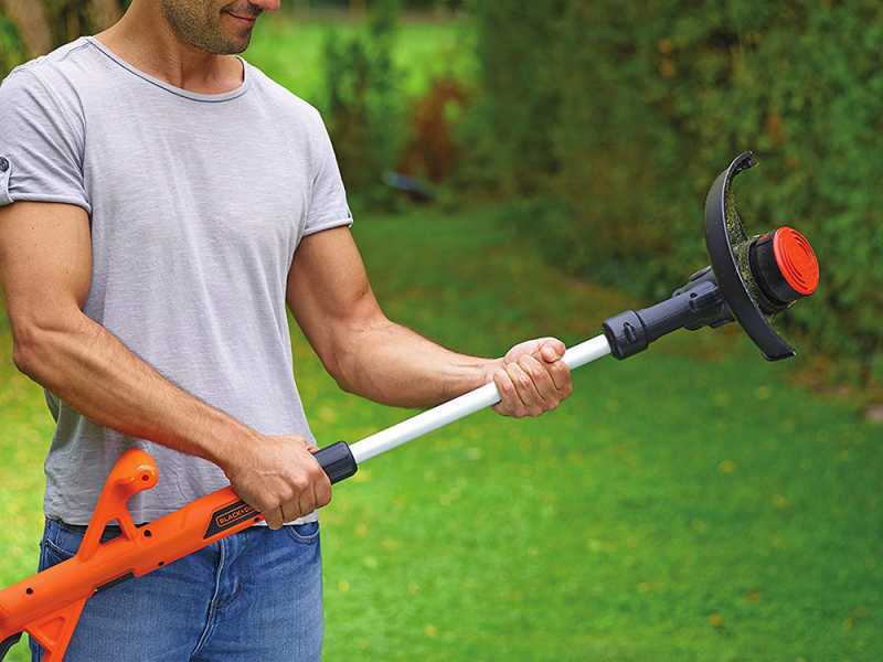 Strimmer outlet edging tool