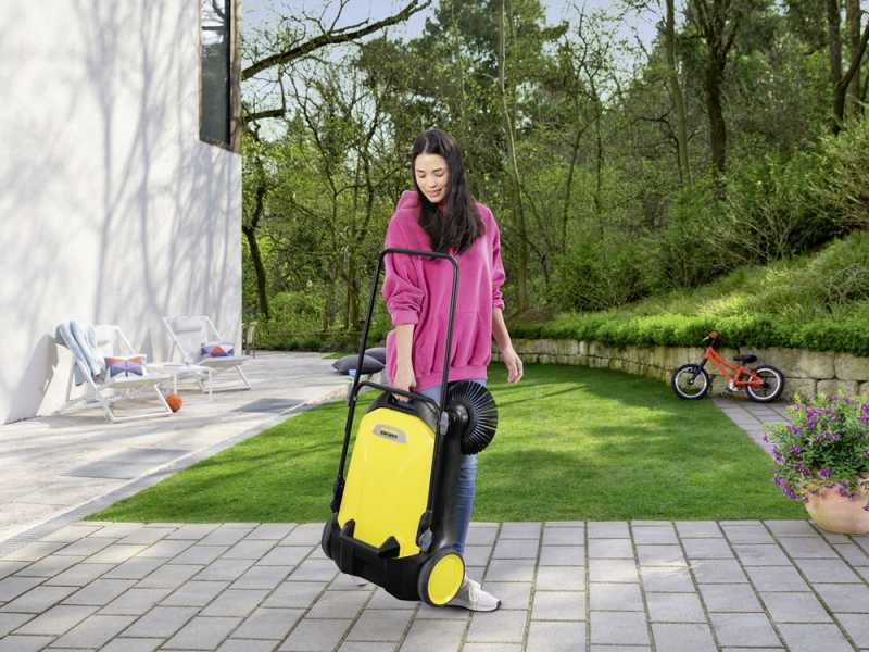 K&auml;rcher S 4 Manual Hand-push Power Sweeper with collection basket - 20 L Collector