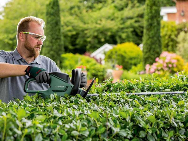 Bosch Universal Hedgecut 60 Electric Hedge Trimmer - 60 cm Blade - 480W Power