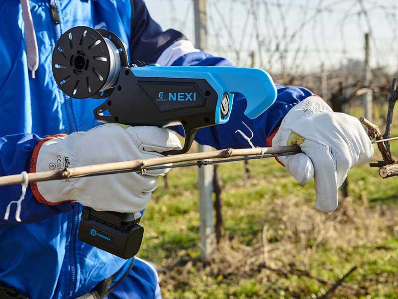 Campagnola NEXI Battery-powered Electric Tying Machine for Vineyards - Two 14.4V 2.5 Ah Batteries