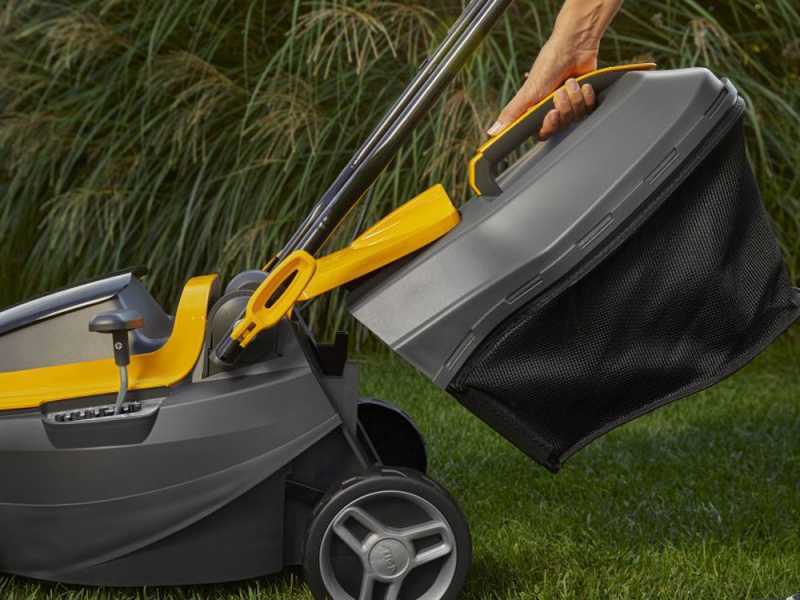 Stiga Collector 136 AE Kit - Battery lawnmower - 2x20V/2.0Ah - Cutting 34 cm