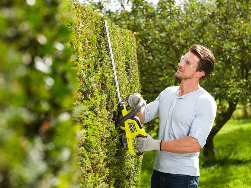 RYOBI Battery-powered Hedge Trimmer 
