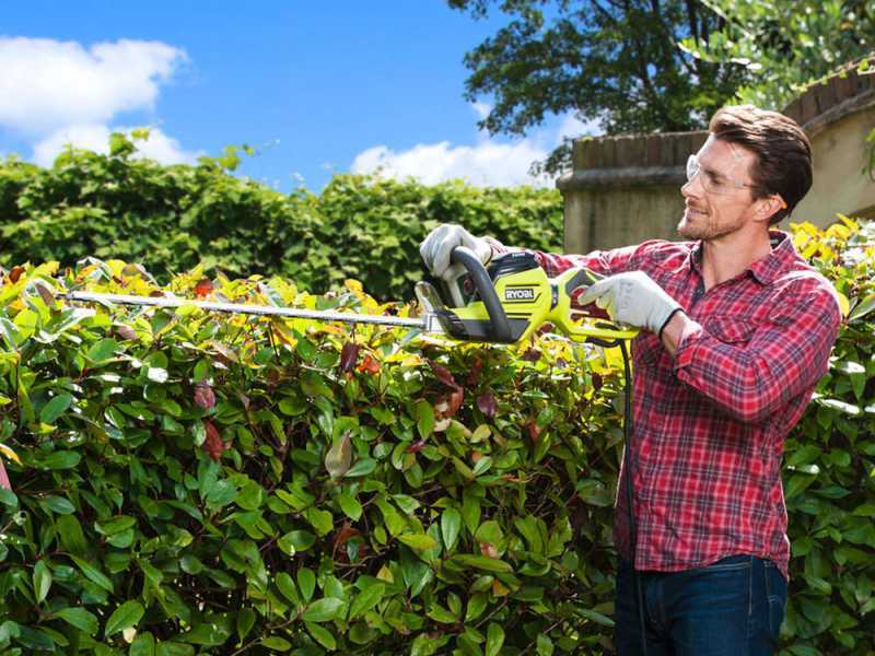 RYOBI 550W RHT5655RS electric hedge trimmer - 55cm blade - 26cm cut