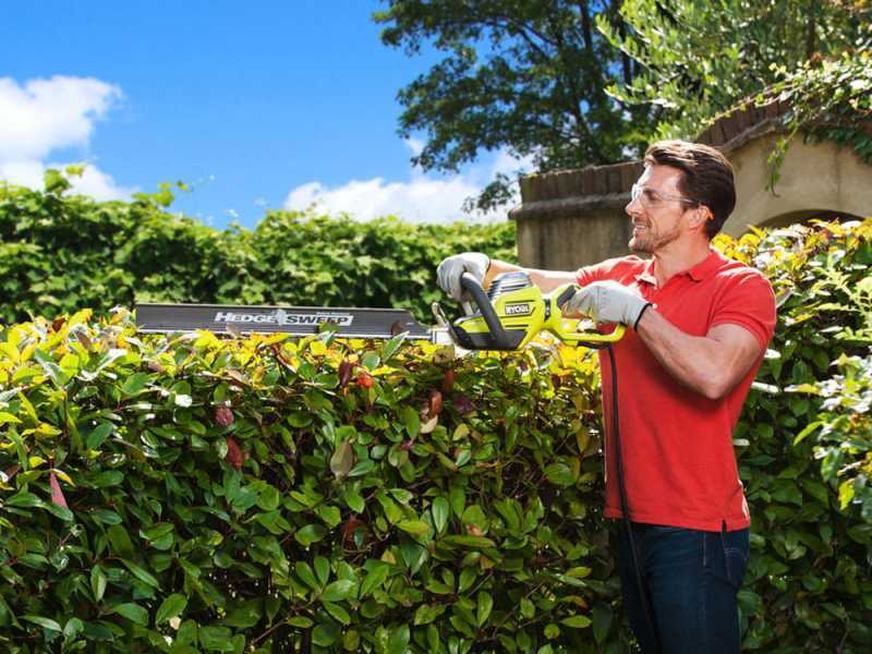 RYOBI 650W RHT6760RL electric hedge trimmer - 60cm blade - 30mm cut