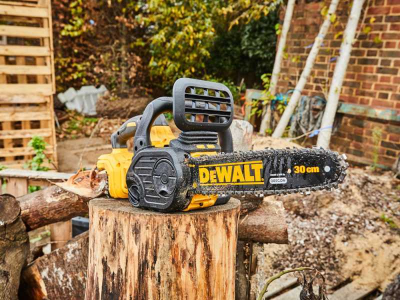 DeWalt DCM565N-XJ Battery-powered Electric Chainsaw - BATTERY AND BATTERY CHARGER NOT INCLUDED