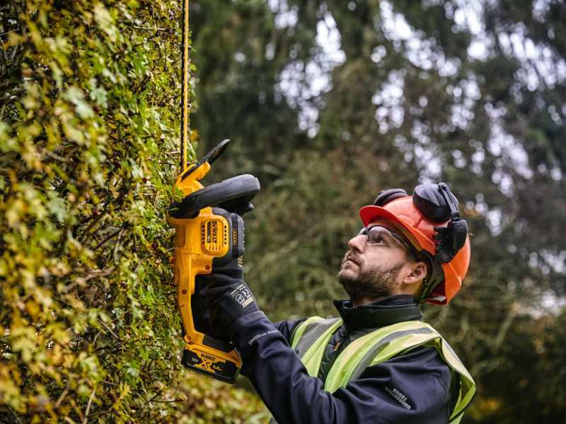 Dewalt 54v hedge trimmer deals