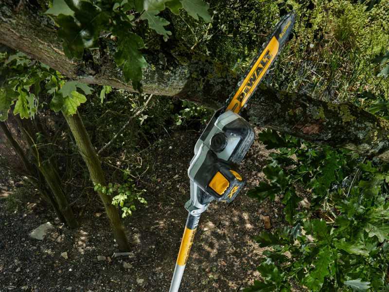 Dewalt pole saw best sale with battery and charger