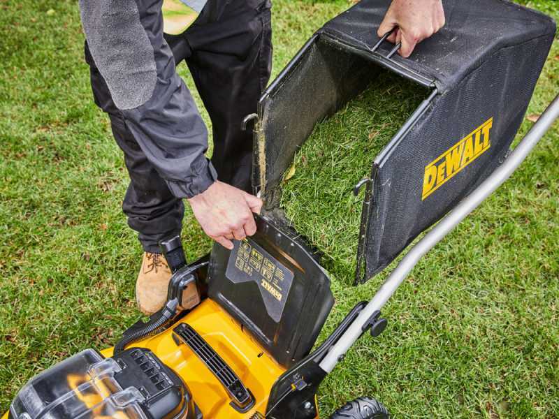 DeWalt DCMW564P2 QW Battery powered Lawn Mower 2 18V 5Ah Batteries 48 cm Cutting Width
