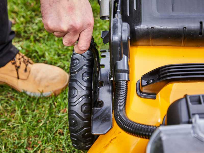 DeWalt DCMW564P2 QW Battery powered Lawn Mower 2 18V 5Ah Batteries 48 cm Cutting Width