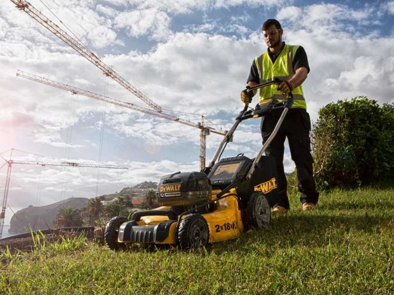 DeWalt DCMW564P2 QW Battery powered Lawn Mower 2 18V 5Ah Batteries 48 cm Cutting Width