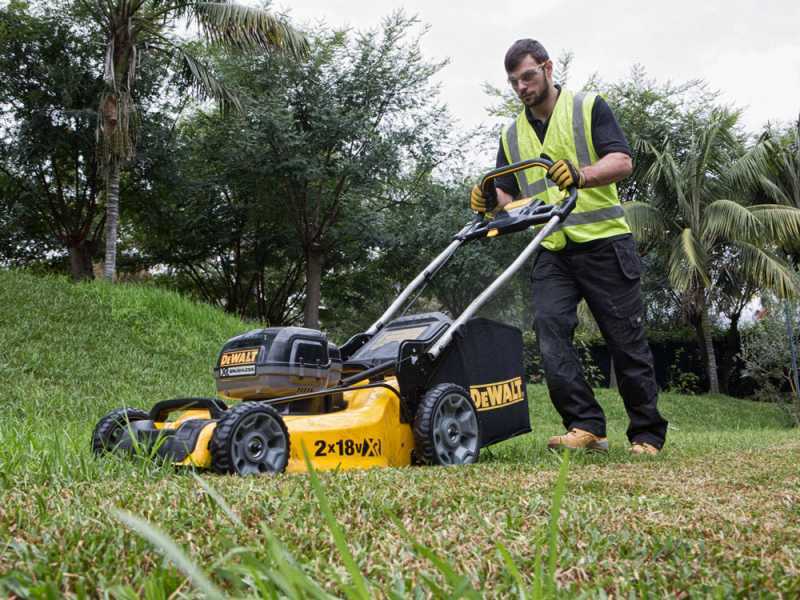 DeWalt DCMW564P2 QW Battery powered Lawn Mower 2 18V 5Ah Batteries 48 cm Cutting Width