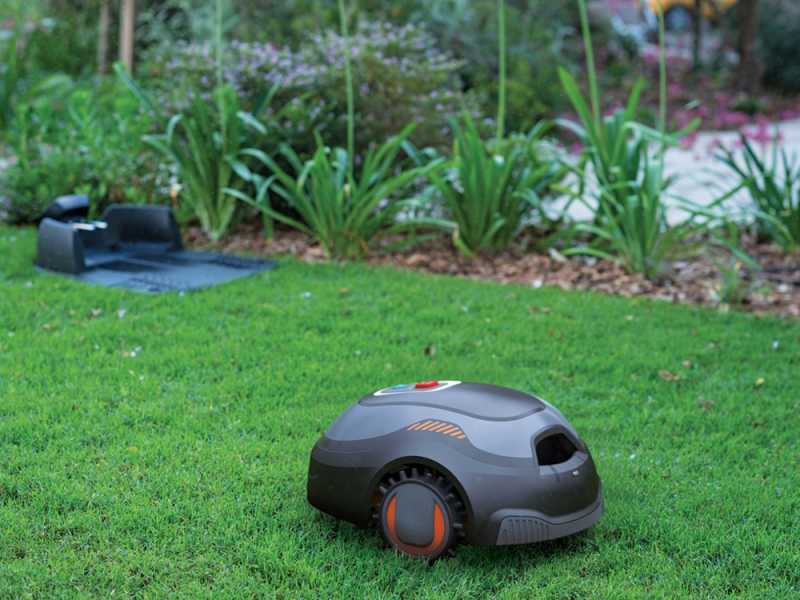 Black &amp; Decker BCRMW122-QW Robot Lawn Mower with Perimeter Wire - Powered by a 12 V Lithium-ion battery