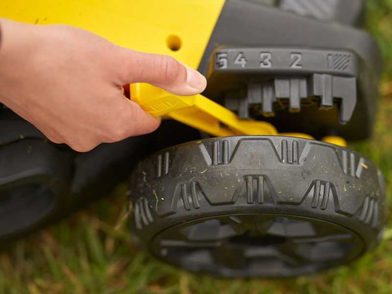STANLEY FATMAX SFMCMW2651M Battery-powered Lawn Mower - 2 18 V/4Ah Batteries - 40 cm Cutting Width