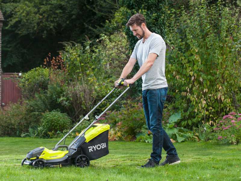 RYOBI RLM18X33B40 Battery powered Electric Lawn Mower 18 V 4Ah 35 L Grass Collector 33 cm Cutting Width