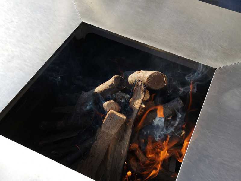 GRINGO B038 Wood-fired Barbecue - 4 Stainless Steel Cooking Plates - Frame in Weathering Steel