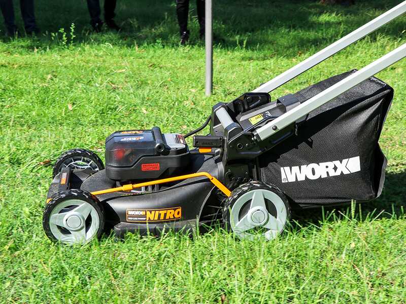 WORX NITRO WG749E Self-propelled Battery-powered Lawn Mower -  2x20V/4Ah + Free: 2x20V/4Ah batteries - 46 cm Cutting Width