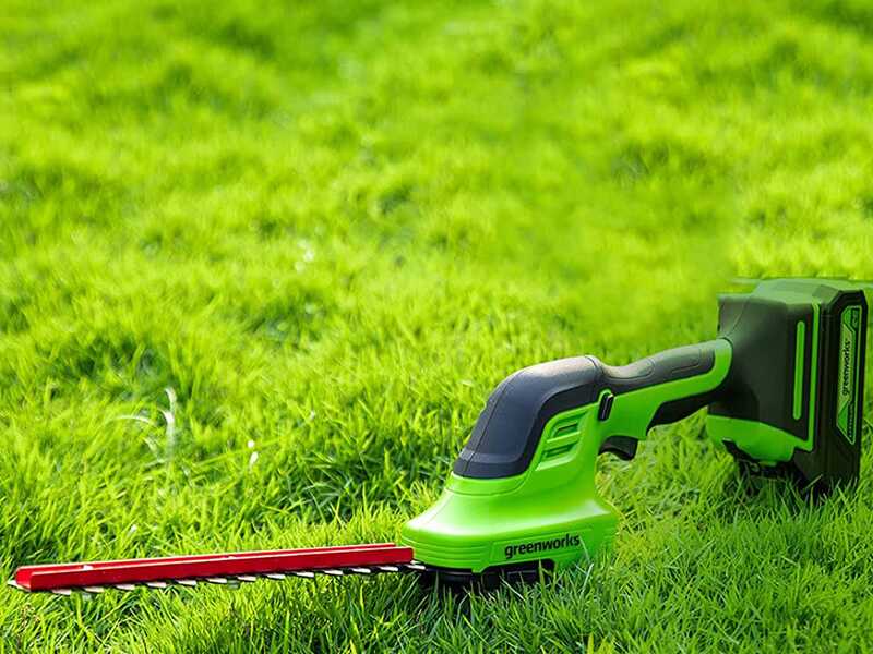 Greenworks G24SHT - Battery powered grass-cutting shears with pole - 24V 2.0ah battery kit and charger