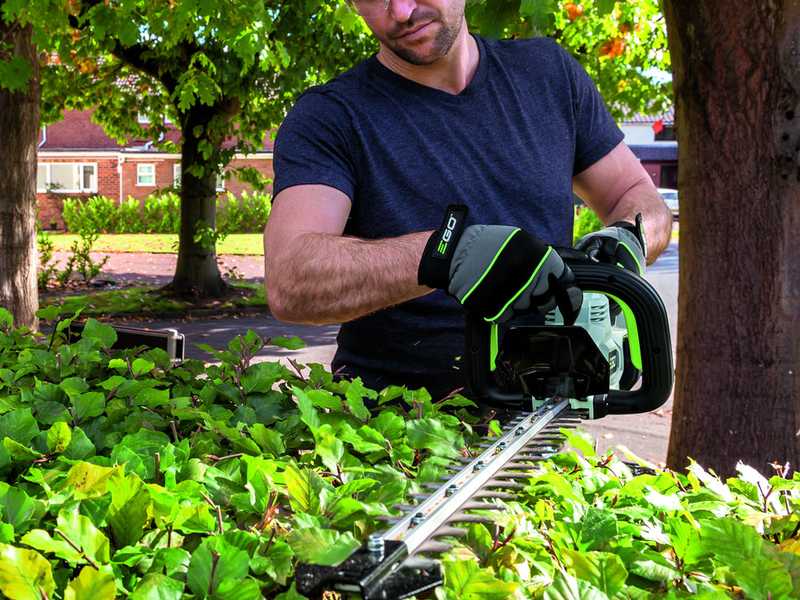 EGO HT 2410E - cordless hedge trimmer brushless - 56V - 2.5 Ah - 61cm