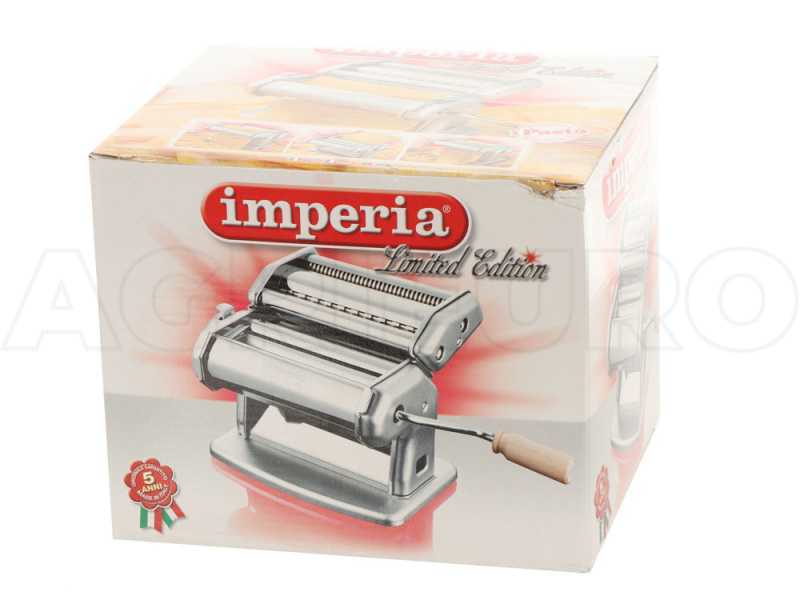 https://www.agrieuro.co.uk/share/media/images/products/insertions-h-normal/34355/imperia-ipasta-limited-edition-pasta-maker-hand-operated-machine-for-homemade-pasta-free-items-included--34355_1_1651732886_IMG_627371961f4eb.jpg