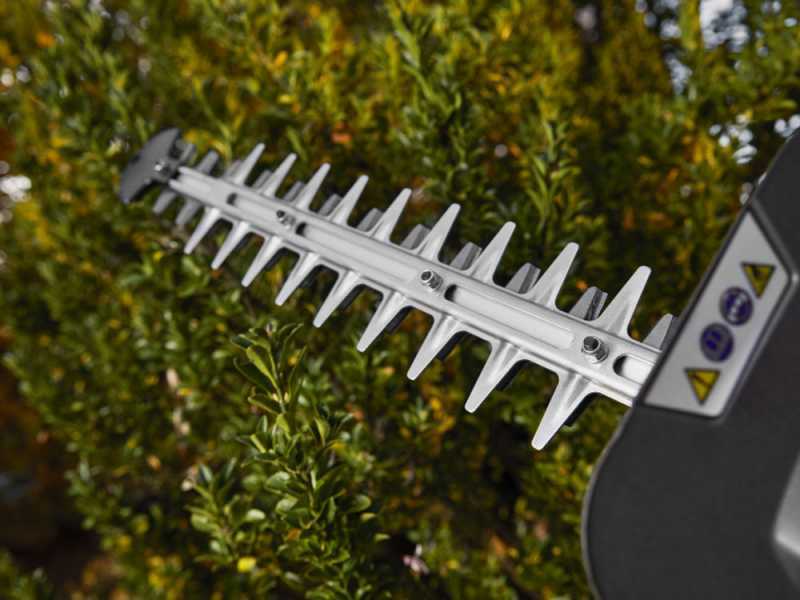 Stiga HT 525 hedge trimmer with 2-stroke engine - 60 cm blade