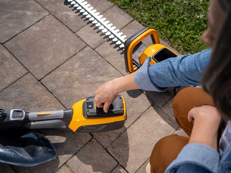Stiga MT 500e Kit multifunctional hedge trimmer and pruner on extension pole - Battery and charger included