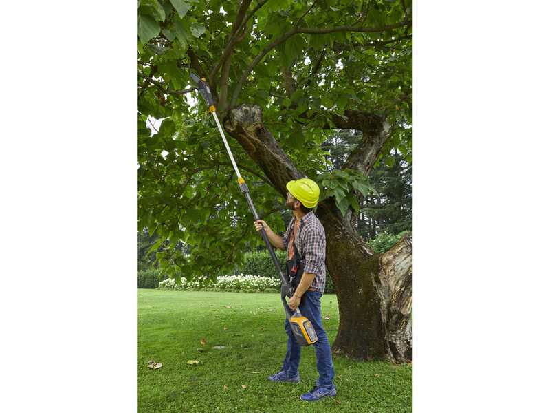 Stiga MT 500e Kit multifunctional hedge trimmer and pruner on extension pole - Battery and charger included
