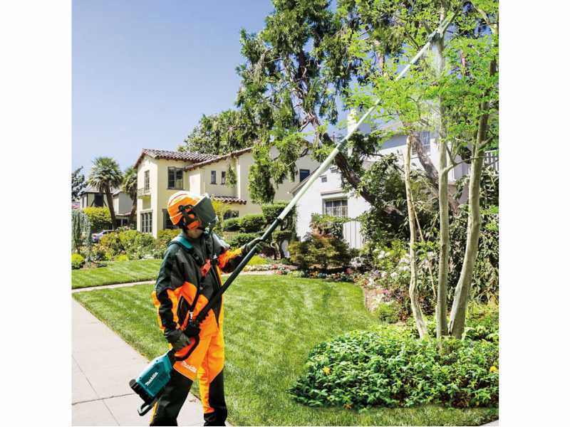 Makita DUA301 Battery-powered Electric Pruner on Telescopic Pole