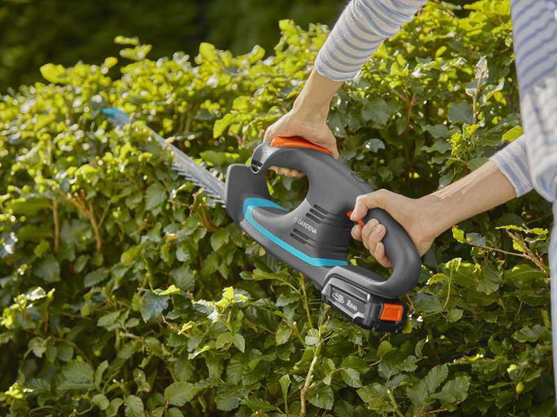 Gardena EasyCut 40/18V P4A - Battery-Powered Hedge Trimmer  18V/2Ah - 40 cm Blade