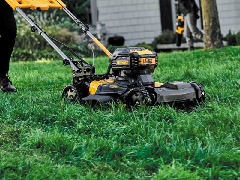 DeWalt DCMW564P2-QW Battery-powered Lawn Mower - 2 18V/5Ah Batteries