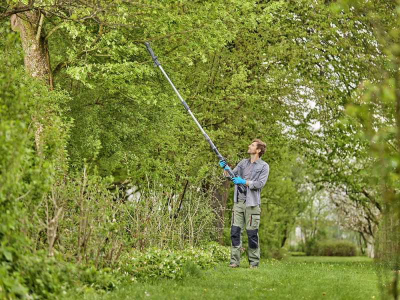 Gardena HighCut 360/18V - Electric Pruning Shear on Pole - 28mm Cutting diameter - WITHOUT BATTERY AND CHARGER