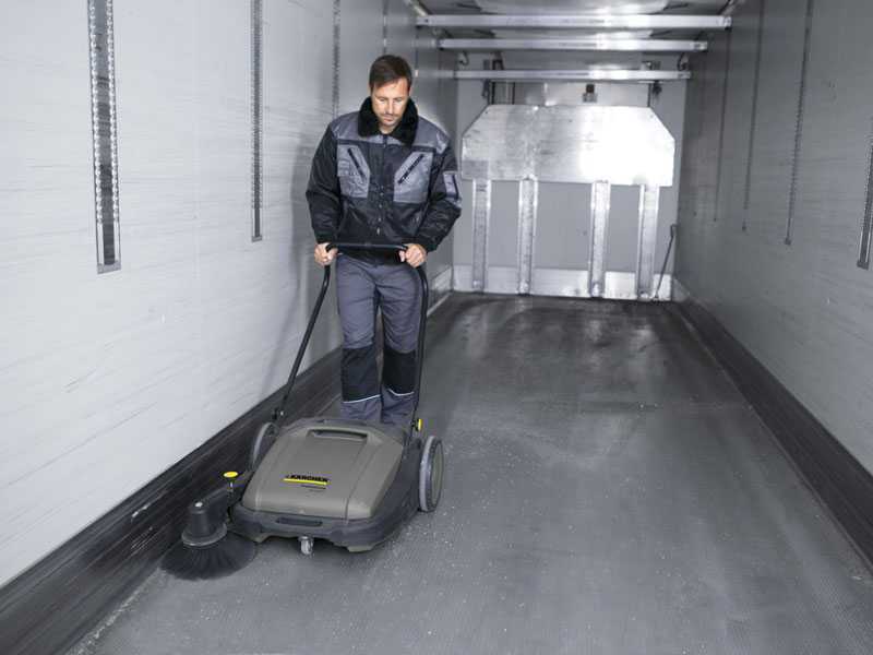 K&auml;rcher Pro KM 400 Hand-push Manual Power Sweeper with collection basket