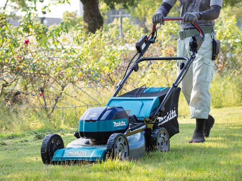 Makita LM004JB101 - Cordless Lawn Mower - 64V/10Ah - Cutting Width 53 cm