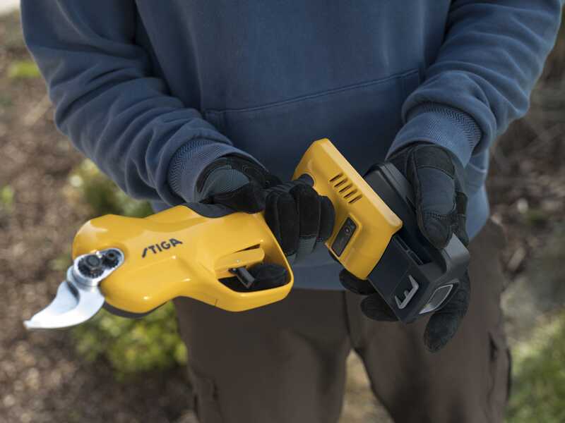 Stiga SC 100e Kit - Electric pruning shear - 20V/2Ah - 30mm Cutting diameter