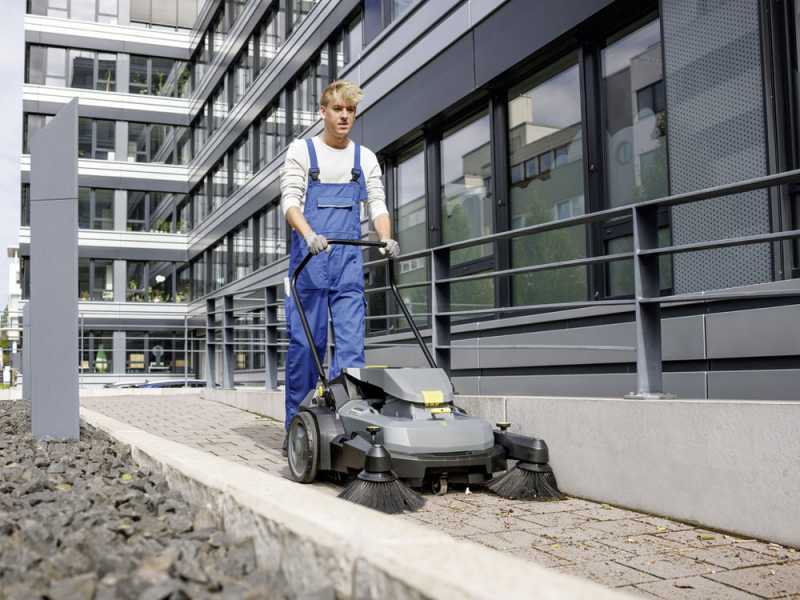 Karcher KM 70/25 C Bp 2SB - Battery-powered Sweeper with collection basket - 5Ah 36V