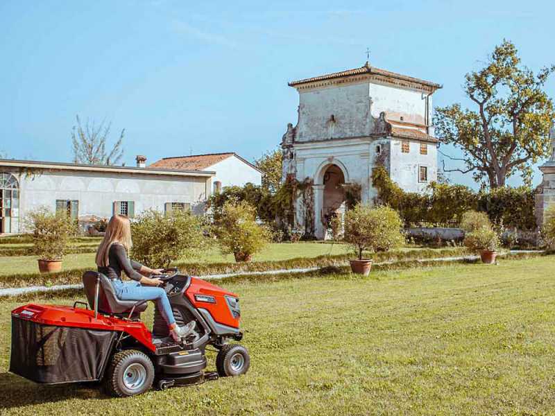 Snapper RPX102 - Lawn Tractor - Briggs&amp;Stratton 656cc - Collection Basket