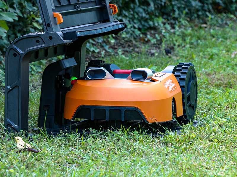 Worx Landroid S400 WR184E - Robotic lawnmower with perimeter - 400m2