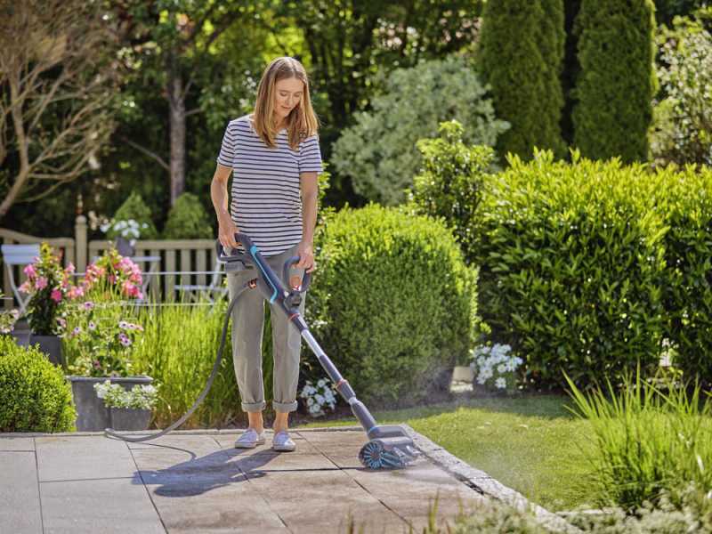 Gardena AquaBrush Universal 03/18V P - Battery-powered Floor Scrubber + Brush - with 18V Starter Kit - 2.5Ah